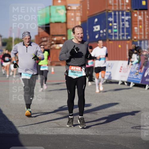 03.10.2025 - Köhlbrandbrückenlauf Michael Burmester http://msf.ph/oto/9000059 03.10.2025 10:04:34 Ziel 1025, 1073, 1218, 1308, 2029, 2672, 2822, 3160, 3379, 3799 meine-sportfotos.de