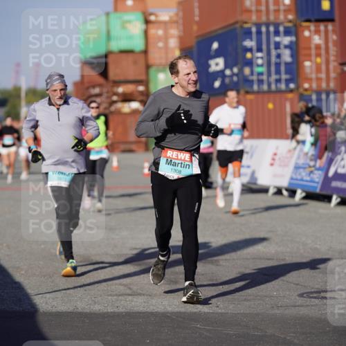 03.10.2025 - Köhlbrandbrückenlauf Michael Burmester http://msf.ph/oto/9000071 03.10.2025 10:04:34 Ziel 1025, 1073, 1218, 1308, 2029, 2672, 2822, 3160, 3379, 3799 meine-sportfotos.de