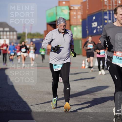 03.10.2025 - Köhlbrandbrückenlauf Michael Burmester http://msf.ph/oto/9000083 03.10.2025 10:04:35 Ziel 1025, 1073, 1218, 1308, 1623, 2029, 2672, 2822, 3160, 3379, 3799 meine-sportfotos.de
