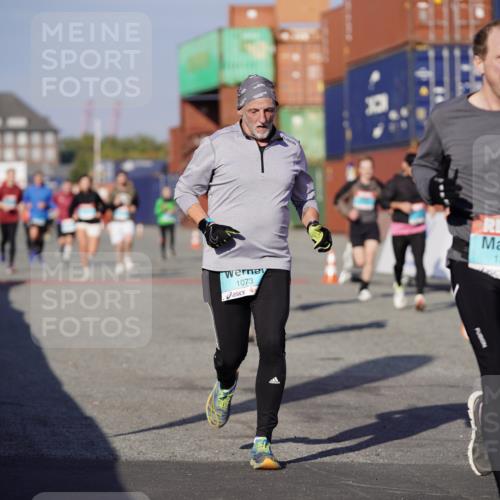03.10.2025 - Köhlbrandbrückenlauf Michael Burmester http://msf.ph/oto/9000091 03.10.2025 10:04:35 Ziel 1025, 1073, 1218, 1308, 1623, 2029, 2672, 2822, 3160, 3379, 3799 meine-sportfotos.de