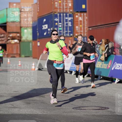 03.10.2025 - Köhlbrandbrückenlauf Michael Burmester http://msf.ph/oto/9000113 03.10.2025 10:04:37 Ziel 1025, 1073, 1218, 1308, 1623, 2029, 2672, 2822, 3160, 3379, 3753, 3799, 3835 meine-sportfotos.de
