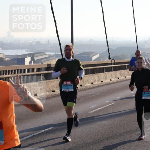 03.10.2025 - Köhlbrandbrückenlauf Julia Fischer http://msf.ph/oto/9000123 03.10.2025 09:20:18 Position 1 3043, 1180, 2708 meine-sportfotos.de