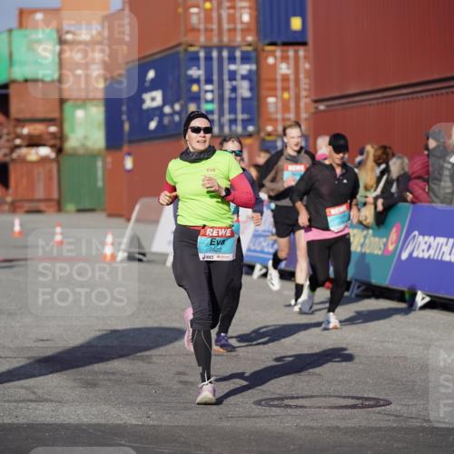 03.10.2025 - Köhlbrandbrückenlauf Michael Burmester http://msf.ph/oto/9000131 03.10.2025 10:04:37 Ziel 1025, 1073, 1218, 1308, 1623, 2029, 2672, 2822, 3160, 3379, 3753, 3799, 3835 meine-sportfotos.de