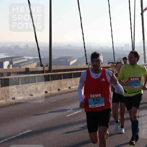 03.10.2025 - Köhlbrandbrückenlauf Julia Fischer http://msf.ph/oto/9000154 03.10.2025 09:20:24 Position 1 1083, 3527 meine-sportfotos.de