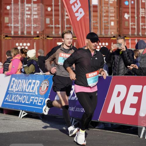 03.10.2025 - Köhlbrandbrückenlauf Michael Burmester http://msf.ph/oto/9000195 03.10.2025 10:04:39 Ziel 1073, 1218, 1225, 1308, 1623, 2672, 2822, 3160, 3753, 3799, 3835 meine-sportfotos.de