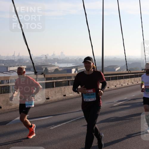 03.10.2025 - Köhlbrandbrückenlauf Julia Fischer http://msf.ph/oto/9000202 03.10.2025 09:20:38 Position 1 1210, 1421 meine-sportfotos.de