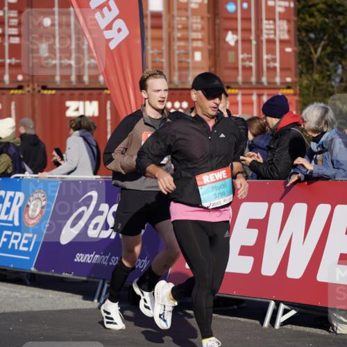 03.10.2025 - Köhlbrandbrückenlauf Michael Burmester http://msf.ph/oto/9000219 03.10.2025 10:04:40 Ziel 1073, 1218, 1225, 1236, 1308, 1623, 2672, 2822, 3117, 3160, 3753, 3799, 3835 meine-sportfotos.de