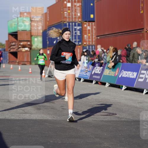 03.10.2025 - Köhlbrandbrückenlauf Michael Burmester http://msf.ph/oto/9000253 03.10.2025 10:04:41 Ziel 1073, 1218, 1225, 1236, 1623, 2672, 2714, 2822, 3117, 3160, 3753, 3799, 3835 meine-sportfotos.de
