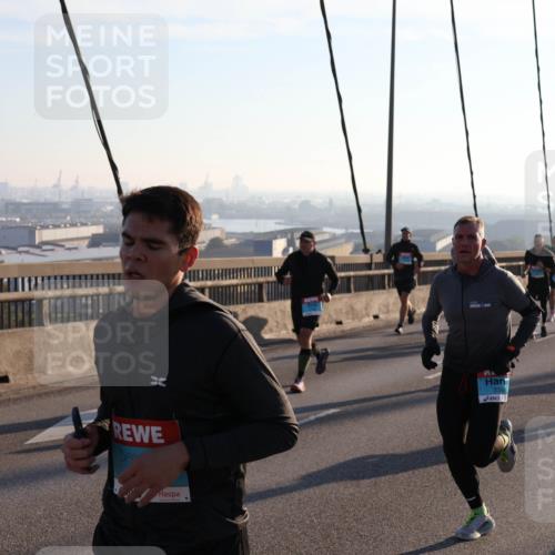03.10.2025 - Köhlbrandbrückenlauf Julia Fischer http://msf.ph/oto/9000268 03.10.2025 09:20:50 Position 1 3354 meine-sportfotos.de