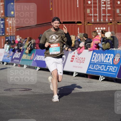 03.10.2025 - Köhlbrandbrückenlauf Michael Burmester http://msf.ph/oto/9000292 03.10.2025 10:04:43 Ziel 1218, 1225, 1236, 1447, 1623, 2672, 2714, 2822, 3117, 3160, 3753, 3799, 3835 meine-sportfotos.de