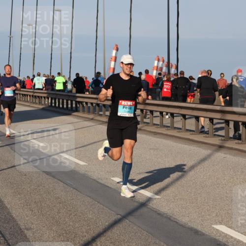 03.10.2025 - Köhlbrandbrückenlauf Julia Fischer http://msf.ph/oto/9000293 03.10.2025 09:34:30 Position 2 3299 meine-sportfotos.de