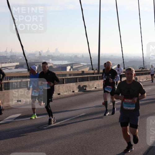 03.10.2025 - Köhlbrandbrückenlauf Julia Fischer http://msf.ph/oto/9000302 03.10.2025 09:20:54 Position 1 1142 meine-sportfotos.de