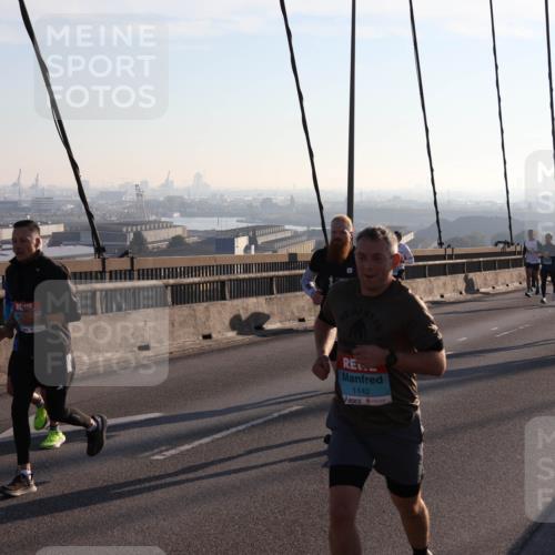 03.10.2025 - Köhlbrandbrückenlauf Julia Fischer http://msf.ph/oto/9000311 03.10.2025 09:20:54 Position 1 1142 meine-sportfotos.de