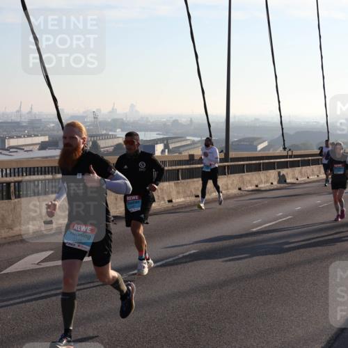 03.10.2025 - Köhlbrandbrückenlauf Julia Fischer http://msf.ph/oto/9000328 03.10.2025 09:20:55 Position 1 3335, 1167 meine-sportfotos.de