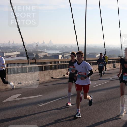 03.10.2025 - Köhlbrandbrückenlauf Julia Fischer http://msf.ph/oto/9000347 03.10.2025 09:20:58 Position 1 1087 meine-sportfotos.de