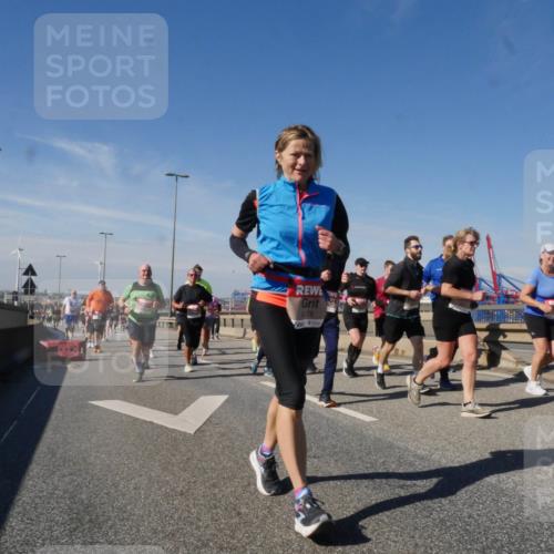 03.10.2025 - Köhlbrandbrückenlauf Matties Gatica Varas http://msf.ph/oto/9000380 03.10.2025 12:53:29 Position 2 6378 meine-sportfotos.de