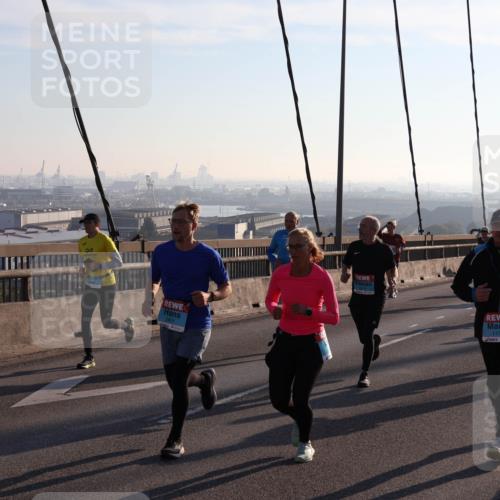 03.10.2025 - Köhlbrandbrückenlauf Julia Fischer http://msf.ph/oto/9000383 03.10.2025 09:21:03 Position 1 1175 meine-sportfotos.de