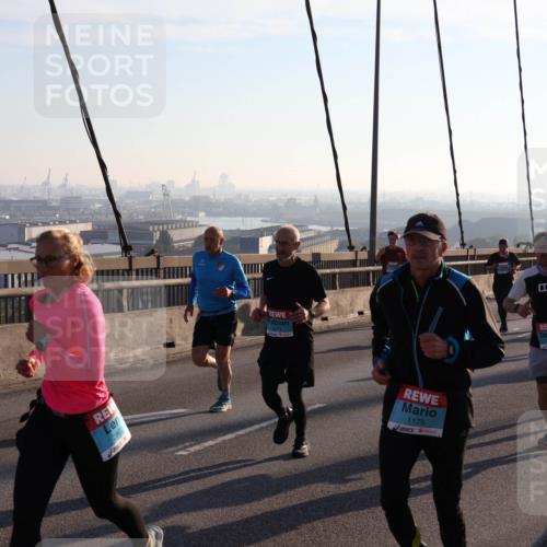 03.10.2025 - Köhlbrandbrückenlauf Julia Fischer http://msf.ph/oto/9000389 03.10.2025 09:21:04 Position 1 2801, 2802, 1175 meine-sportfotos.de