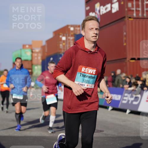 03.10.2025 - Köhlbrandbrückenlauf Michael Burmester http://msf.ph/oto/9000401 03.10.2025 10:04:46 Ziel 1218, 1225, 1236, 1403, 1447, 1457, 1623, 2714, 3117, 3160, 3753, 3835 meine-sportfotos.de