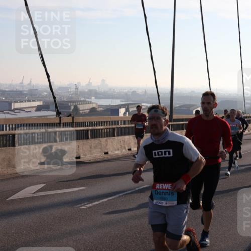 03.10.2025 - Köhlbrandbrückenlauf Julia Fischer http://msf.ph/oto/9000409 03.10.2025 09:21:05 Position 1 2880 meine-sportfotos.de
