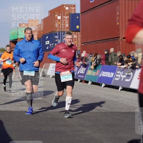 03.10.2025 - Köhlbrandbrückenlauf Michael Burmester http://msf.ph/oto/9000410 03.10.2025 10:04:47 Ziel 1225, 1236, 1403, 1447, 1457, 1623, 2714, 3117, 3753, 3812, 3835 meine-sportfotos.de