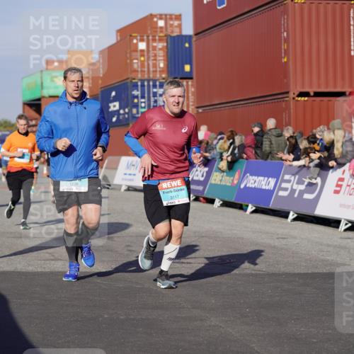 03.10.2025 - Köhlbrandbrückenlauf Michael Burmester http://msf.ph/oto/9000421 03.10.2025 10:04:47 Ziel 1225, 1236, 1403, 1447, 1457, 1623, 2714, 3117, 3753, 3812, 3835 meine-sportfotos.de