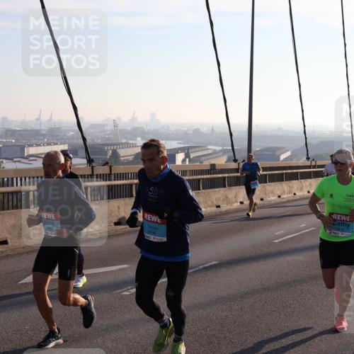 03.10.2025 - Köhlbrandbrückenlauf Julia Fischer http://msf.ph/oto/9000430 03.10.2025 09:21:09 Position 1 1102, 3836, 2819 meine-sportfotos.de