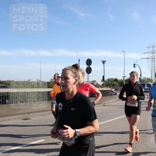 03.10.2025 - Köhlbrandbrückenlauf Julia Fischer http://msf.ph/oto/9000434 03.10.2025 12:15:17 Position 3 262, 6821, 6722 meine-sportfotos.de