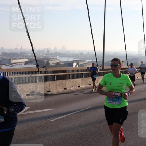 03.10.2025 - Köhlbrandbrückenlauf Julia Fischer http://msf.ph/oto/9000440 03.10.2025 09:21:10 Position 1 50, 2819, 3087, 3836 meine-sportfotos.de