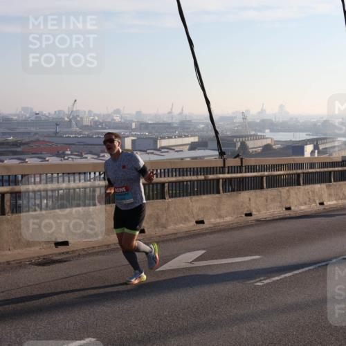 03.10.2025 - Köhlbrandbrückenlauf Julia Fischer http://msf.ph/oto/9000456 03.10.2025 09:21:16 Position 1 666, 300 meine-sportfotos.de