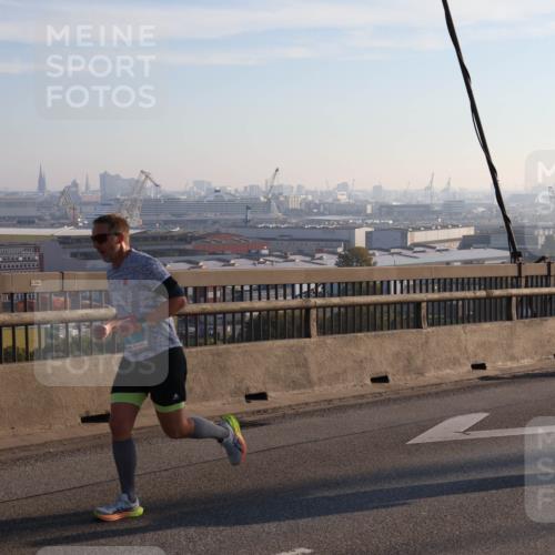 03.10.2025 - Köhlbrandbrückenlauf Julia Fischer http://msf.ph/oto/9000462 03.10.2025 09:21:16 Position 1  meine-sportfotos.de