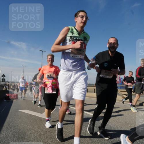 03.10.2025 - Köhlbrandbrückenlauf Matties Gatica Varas http://msf.ph/oto/9000470 03.10.2025 12:53:35 Position 2 6306, 6291 meine-sportfotos.de
