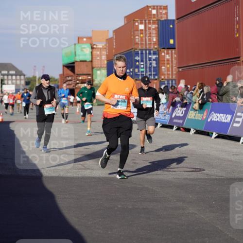03.10.2025 - Köhlbrandbrückenlauf Michael Burmester http://msf.ph/oto/9000474 03.10.2025 10:04:49 Ziel 1225, 1236, 1302, 1403, 1447, 1457, 2714, 3117, 3753, 3812, 3835 meine-sportfotos.de