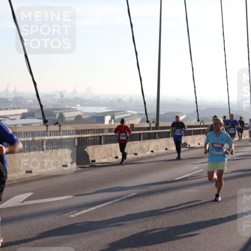 03.10.2025 - Köhlbrandbrückenlauf Julia Fischer http://msf.ph/oto/9000489 03.10.2025 09:21:24 Position 1 1215 meine-sportfotos.de