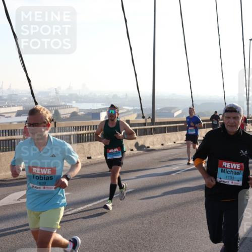 03.10.2025 - Köhlbrandbrückenlauf Julia Fischer http://msf.ph/oto/9000493 03.10.2025 09:21:26 Position 1 1639, 1133 meine-sportfotos.de