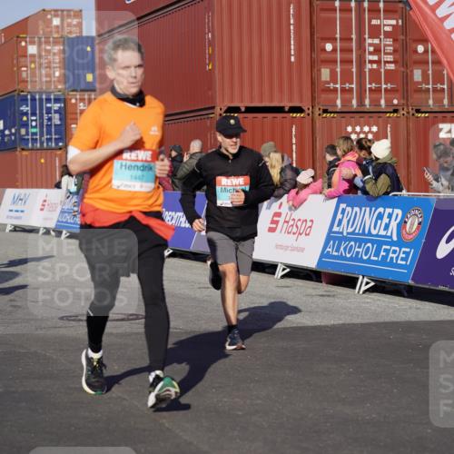 03.10.2025 - Köhlbrandbrückenlauf Michael Burmester http://msf.ph/oto/9000504 03.10.2025 10:04:50 Ziel 1225, 1236, 1302, 1403, 1447, 1457, 2714, 3117, 3812 meine-sportfotos.de