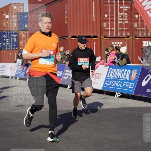 03.10.2025 - Köhlbrandbrückenlauf Michael Burmester http://msf.ph/oto/9000515 03.10.2025 10:04:50 Ziel 1225, 1236, 1302, 1403, 1447, 1457, 2714, 3117, 3812 meine-sportfotos.de