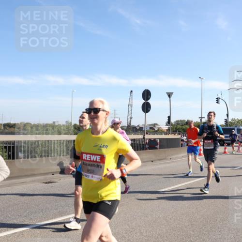 03.10.2025 - Köhlbrandbrückenlauf Julia Fischer http://msf.ph/oto/9000528 03.10.2025 12:15:29 Position 3 6635 meine-sportfotos.de