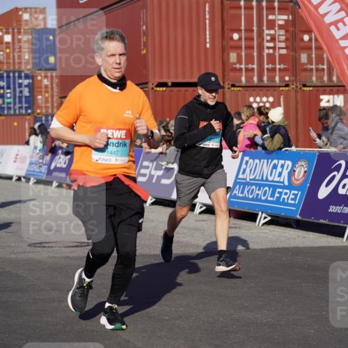 03.10.2025 - Köhlbrandbrückenlauf Michael Burmester http://msf.ph/oto/9000529 03.10.2025 10:04:50 Ziel 1225, 1236, 1302, 1403, 1447, 1457, 2714, 3117, 3812 meine-sportfotos.de