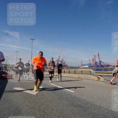 03.10.2025 - Köhlbrandbrückenlauf Matties Gatica Varas http://msf.ph/oto/9000541 03.10.2025 12:53:40 Position 2 118 meine-sportfotos.de