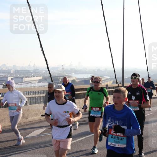 03.10.2025 - Köhlbrandbrückenlauf Julia Fischer http://msf.ph/oto/9000545 03.10.2025 09:21:34 Position 1 2710, 1109, 2920 meine-sportfotos.de