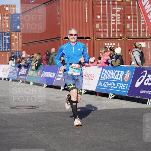 03.10.2025 - Köhlbrandbrückenlauf Michael Burmester http://msf.ph/oto/9000598 03.10.2025 10:04:56 Ziel 1211, 1302, 1403, 1406, 1457, 1477, 1944, 3741, 3812 meine-sportfotos.de