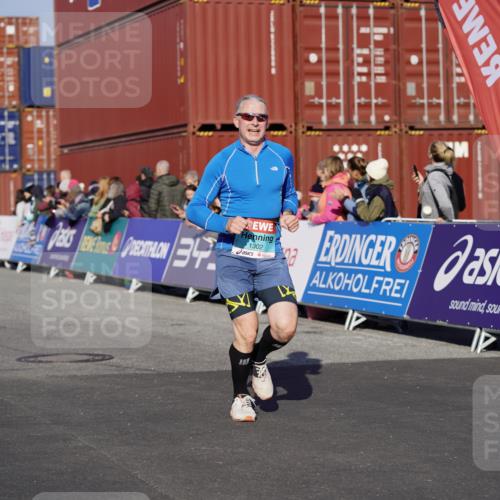 03.10.2025 - Köhlbrandbrückenlauf Michael Burmester http://msf.ph/oto/9000612 03.10.2025 10:04:56 Ziel 1211, 1302, 1403, 1406, 1457, 1477, 1944, 3741, 3812 meine-sportfotos.de