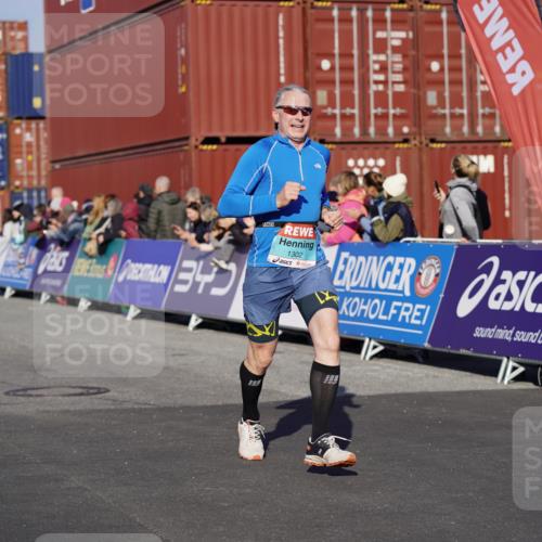 03.10.2025 - Köhlbrandbrückenlauf Michael Burmester http://msf.ph/oto/9000628 03.10.2025 10:04:56 Ziel 1211, 1302, 1403, 1406, 1457, 1477, 1944, 3741, 3812 meine-sportfotos.de