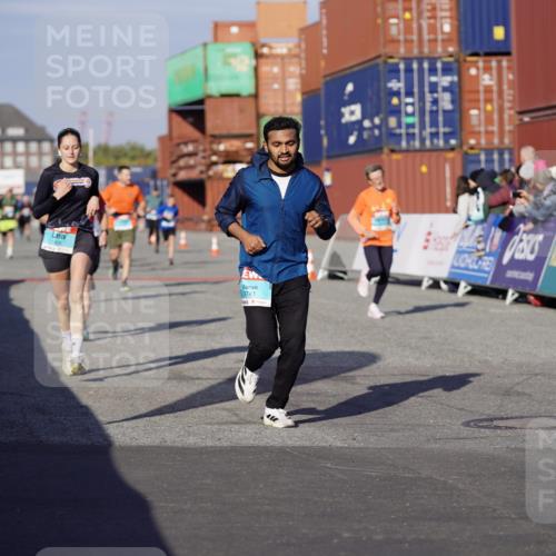 03.10.2025 - Köhlbrandbrückenlauf Michael Burmester http://msf.ph/oto/9000633 03.10.2025 10:04:57 Ziel 1211, 1302, 1403, 1406, 1477, 1622, 1944, 3741, 3812 meine-sportfotos.de