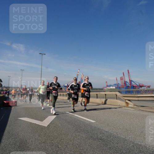 03.10.2025 - Köhlbrandbrückenlauf Matties Gatica Varas http://msf.ph/oto/9000738 03.10.2025 12:53:53 Position 2 111 meine-sportfotos.de