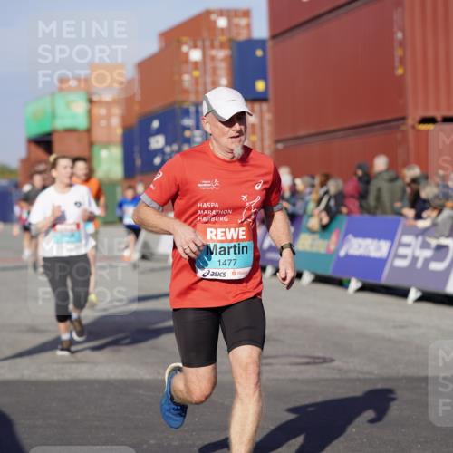 03.10.2025 - Köhlbrandbrückenlauf Michael Burmester http://msf.ph/oto/9000760 03.10.2025 10:05:02 Ziel 1211, 1406, 1477, 1622, 1944, 2920, 3409, 3721, 3741 meine-sportfotos.de