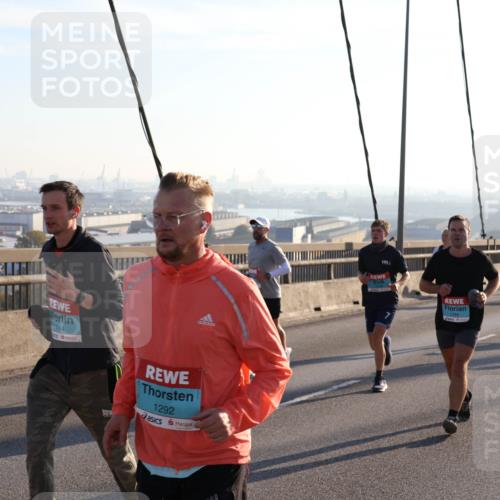 03.10.2025 - Köhlbrandbrückenlauf Julia Fischer http://msf.ph/oto/9000772 03.10.2025 09:22:09 Position 1 1144, 1292, 1146 meine-sportfotos.de