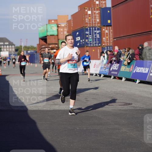 03.10.2025 - Köhlbrandbrückenlauf Michael Burmester http://msf.ph/oto/9000775 03.10.2025 10:05:03 Ziel 1033, 1211, 1346, 1406, 1477, 1622, 1944, 2920, 3409, 3721, 3741 meine-sportfotos.de