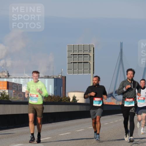 03.10.2025 - Köhlbrandbrückenlauf Luisa Fischer http://msf.ph/oto/9000781 03.10.2025 10:42:50 Position 3 17 meine-sportfotos.de
